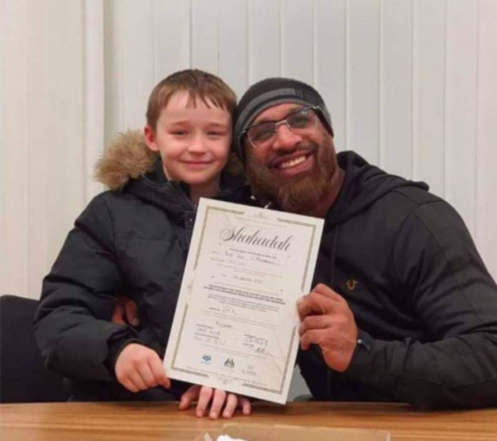 Rudy 9 ans embrasse l’Islam après avoir nourri des sans-abris avec des musulmans - VIDEO