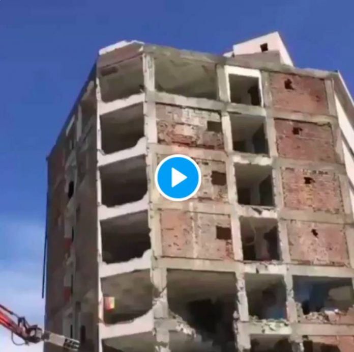 Turquie les images impressionnantes d’un immeuble qui s’effondre au son des klaxons de voitures - VIDEO