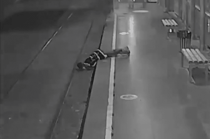 Turquie une femme perd connaissance sur les rails quelques secondes avant l’arrivée d’un train - VIDEO