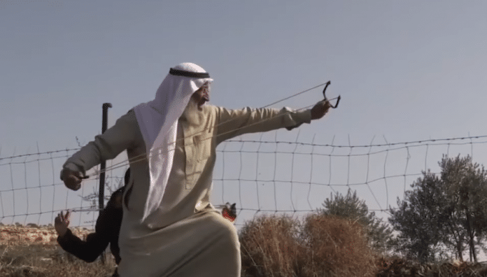 Un Palestinien âgé affronte les forces israéliennes avec un lance-pierre - VIDEO