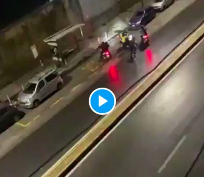 Un livreur tabassé se fait voler son scooter par une bande de voyous - VIDEO