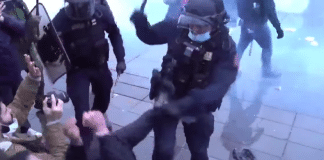 « Sécurité Globale » un commissaire s’acharne violemment avec sa matraque sur un manifestant - VIDEO