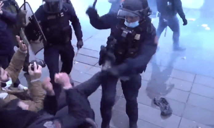 « Sécurité Globale » un commissaire s’acharne violemment avec sa matraque sur un manifestant - VIDEO