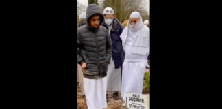 Covid-19 Muhammad 14 ans, complète la mémorisation du Coran sur la tombe de son père - VIDEO