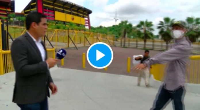 Equateur un animateur de télévision se fait braquer devant les caméras - VIDEO
