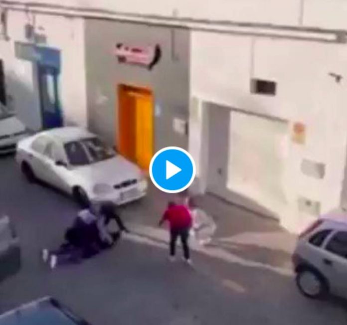 Espagne un policier met KO un témoin de violences policières - VIDEO 