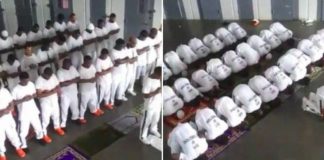 Etats-Unis des prisonniers accomplissent la prière en congrégation