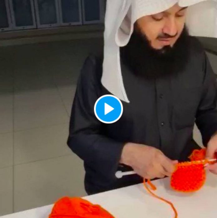 Insolite Le célèbre Mufti Menk publie une vidéo de lui tricotant pour ses enfants - VIDEO