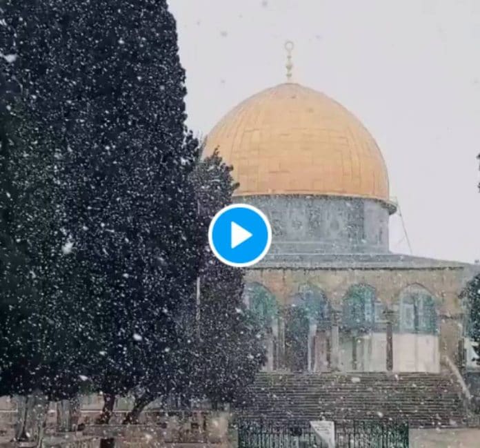 Jérusalem des flocons de neige tombent sur la mosquée al-Aqsa - VIDEO