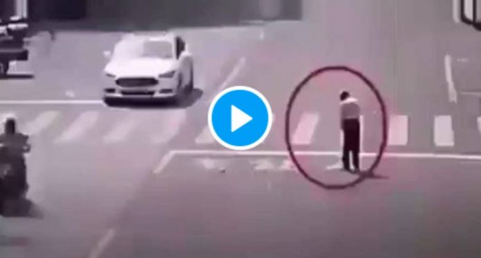 La vidéo d’un automobiliste portant secours à un homme âgé émeut le monde entier - VIDEO
