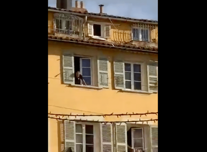 Toulon un homme ensanglanté jette une tête décapitée par sa fenêtre, le RAID est sur place - VIDEO