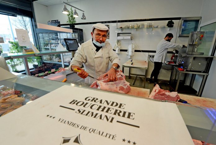 Vénissieux - le boucher Mourad Slimani offre des paniers de viande à plus de 600 démunis