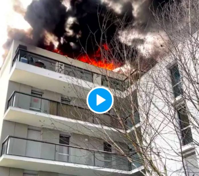 Bordeaux le toit d’un immeuble prend feu et dégage une impressionnante fumée noire -VIDEO