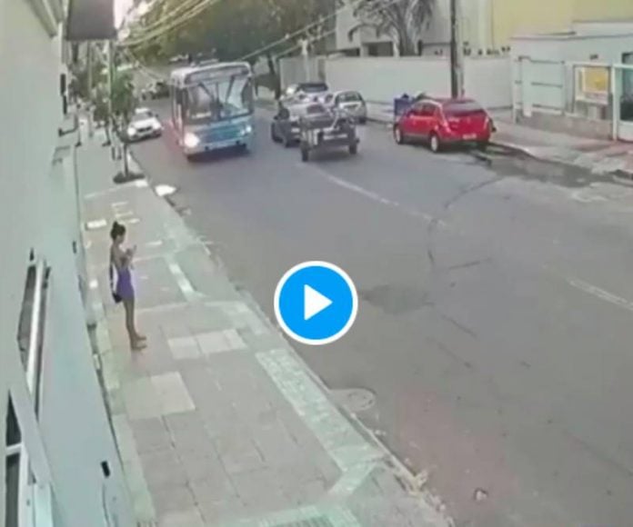 Brésil un voleur pourchassé par les citoyens se fait tabasser en place publique - VIDEO 