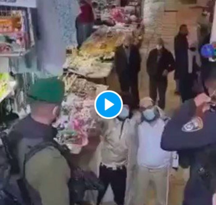 Des colons israéliens ivres boivent de l'alcool dans l'enceinte de la mosquée Al-Aqsa - VIDEO
