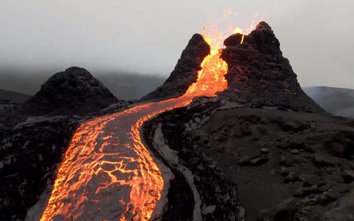 Islande - les images impressionnantes d’un volcan en éruption - VIDEO