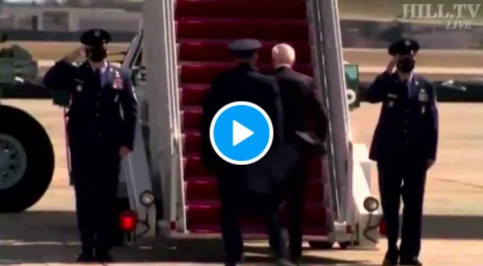 Joe Biden tombe à trois reprises dans les escaliers d'Air Force One - VIDEO