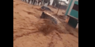 Maroc des torrents dévastateurs emportent des voitures et des habitants - VIDEO