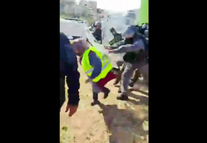 Une femme palestinienne brutalement projetée à terre par la police israélienne - VIDEO
