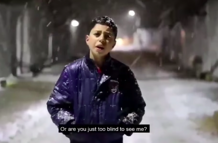 « Je n’ai plus de larmes dans mes yeux. Où êtes-vous ? » un garçon syrien réclame l'aide de la communauté dans un froid glacial - VIDEO