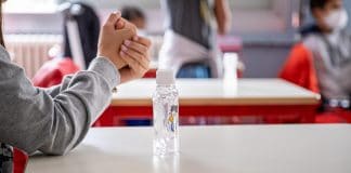 « Les élèves musulmans refusent le gel hydroalcoolique, car il rend impur » - un faux professeur menacé piège Valeurs Actuelles 