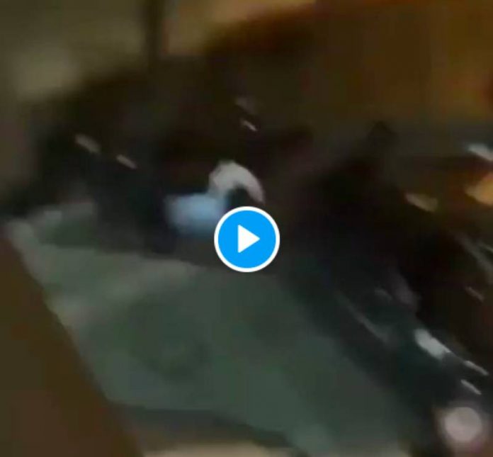 « T’en veux aussi toi ? »des policiers tirent à bout portant sur un homme et menacent des personnes qui tentent de lui porter secours - VIDEO