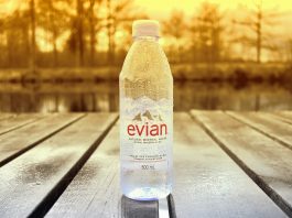« RT si vous avez déjà bu 1 litre d’eau aujourd'hui » - le tweet polémique d’Evian pour le Ramadan