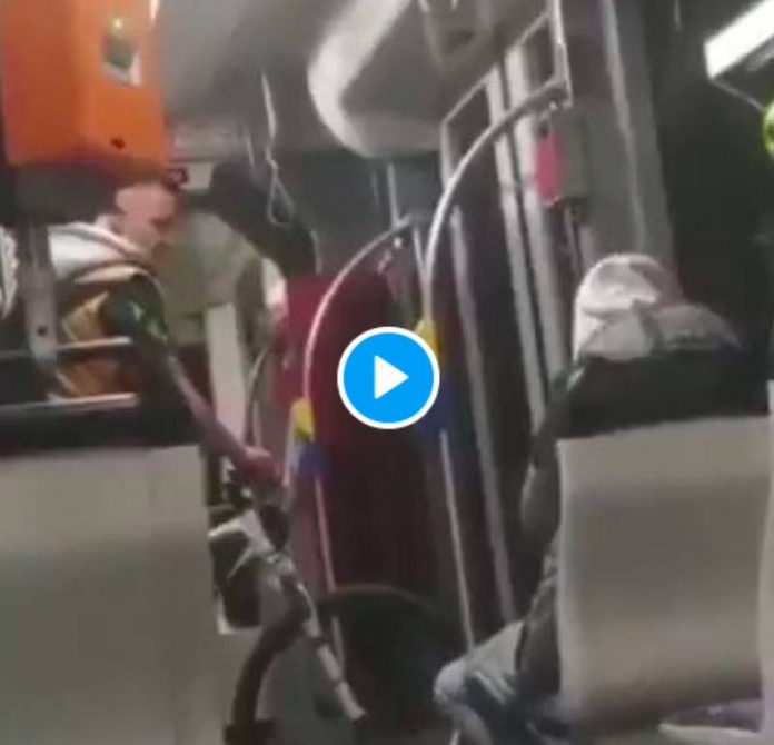 Allemagne un homme raciste tabasse un jeune syrien dans un bus - VIDEO