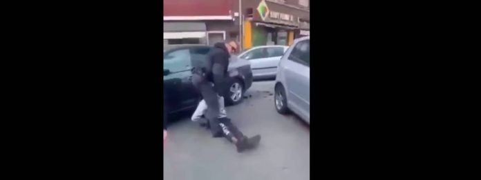 Amiens la police transporte le corps inconscient d’un jeune homme menotté sans appeler les secours - VIDEO 