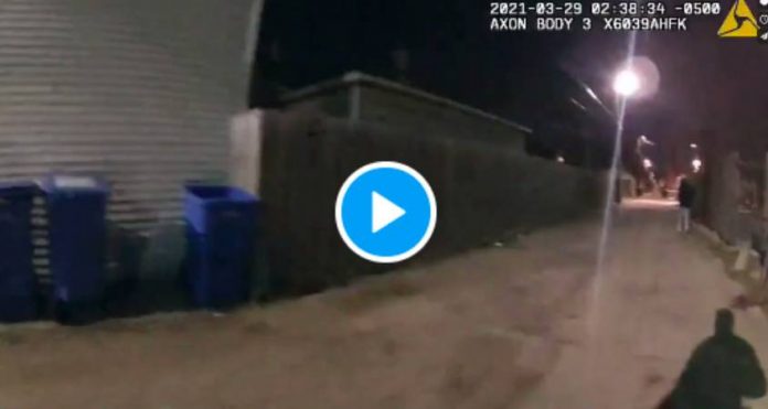 Chicago la vidéo d’un adolescent de 13 ans tué par la police fait scandale - VIDEO