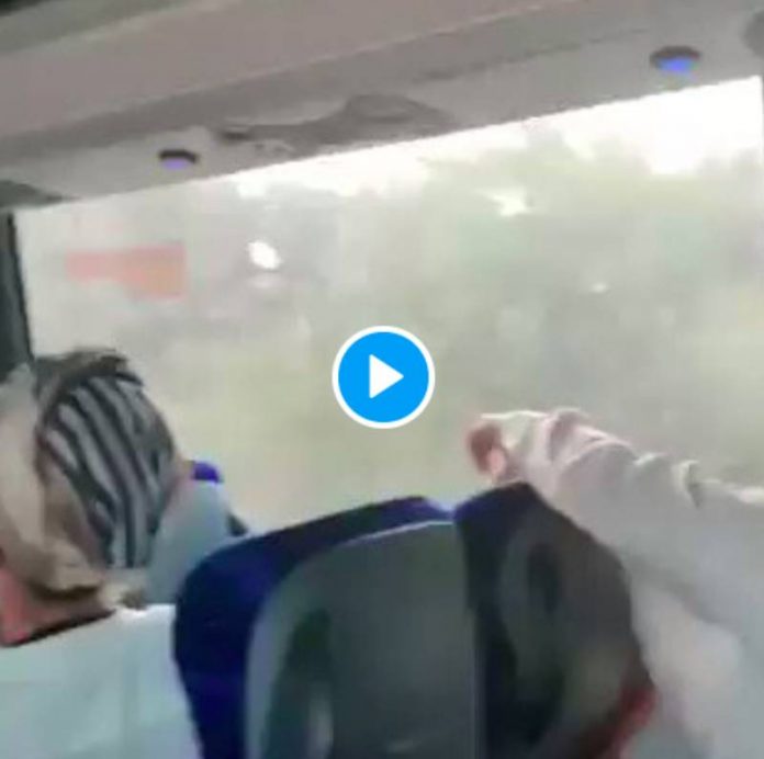 Des enfants palestiniens défendent leur terre face à un bus transportant le chef d’un parti sioniste - VIDEO