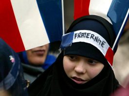 Des musulmans du monde entier s’opposent à l’interdiction du voile des mineures en France