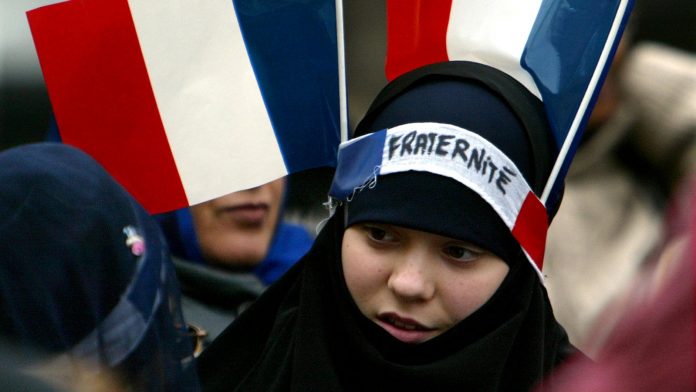 Des musulmans du monde entier s’opposent à l’interdiction du voile des mineures en France
