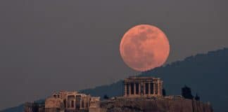 Découvrez les plus belles photos de la « Super Lune rose » à travers le monde