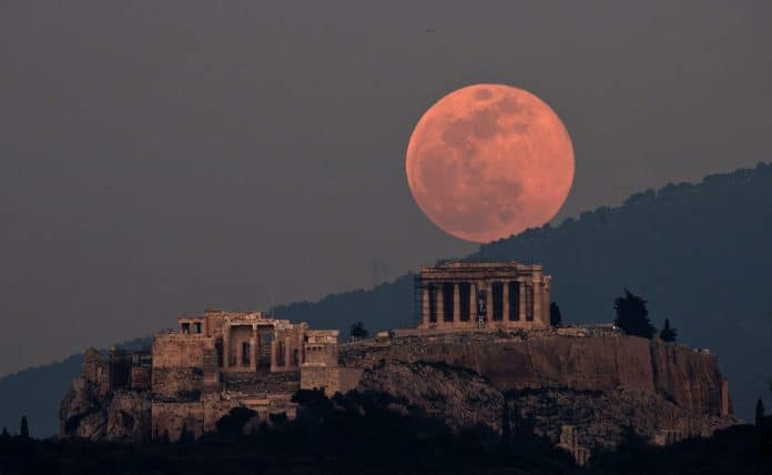 Découvrez les plus belles photos de la « Super Lune rose » à travers le monde