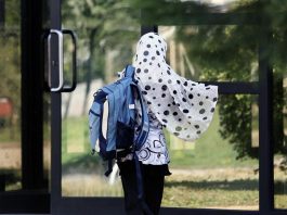 France - les filles autorisées à avoir des relations sexuelles à 15 ans, mais pas à porter le hijab