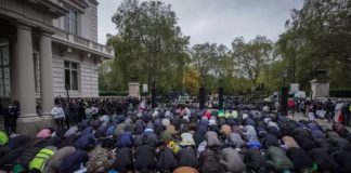 Londres des musulmans prient devant l’ambassade de France pour protester contre l’islamophobie - VIDEO