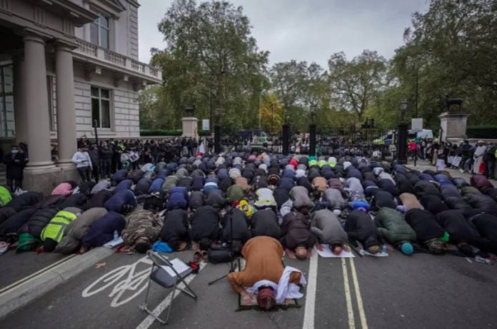Londres des musulmans prient devant l’ambassade de France pour protester contre l’islamophobie - VIDEO
