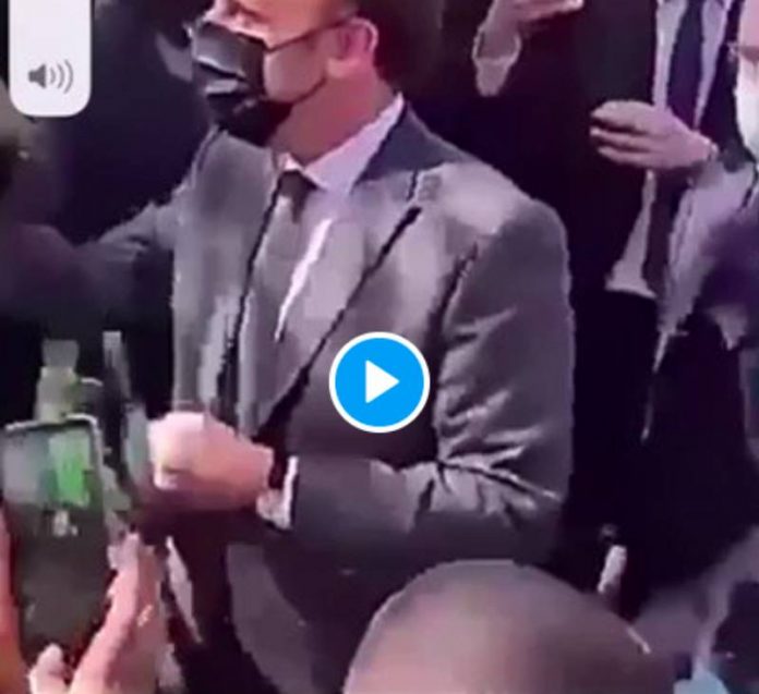 Melun une femme balance son bébé dans les bras d’Emmanuel Macron - VIDEO