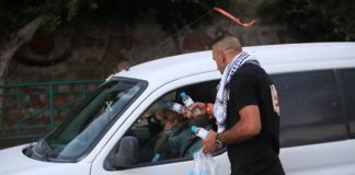 Palestine - un chrétien offre de l’eau et des dattes aux musulmans qui rompent le jeûne2