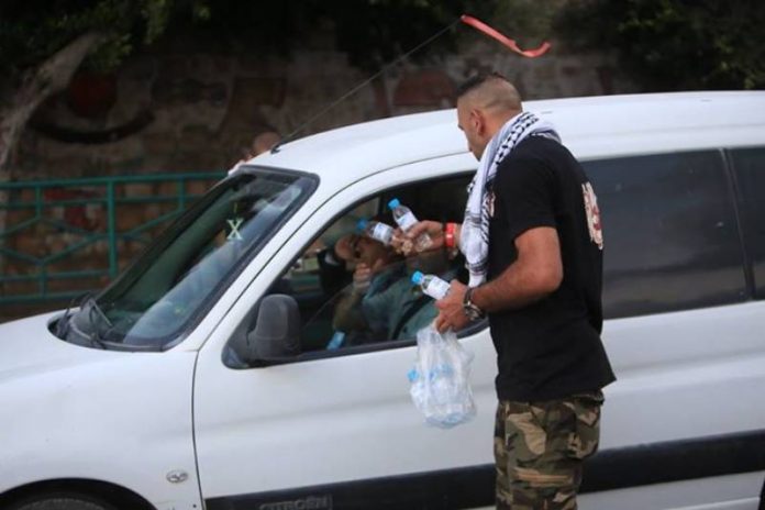 Palestine - un chrétien offre de l’eau et des dattes aux musulmans qui rompent le jeûne2