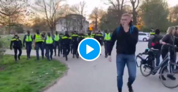 Pays-Bas un policier boxe à plusieurs reprises des jeunes en pleine rue - VIDEO