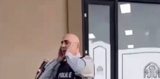 Ramadan un policier en uniforme effectue l’adhan devant une mosquée - VIDEO