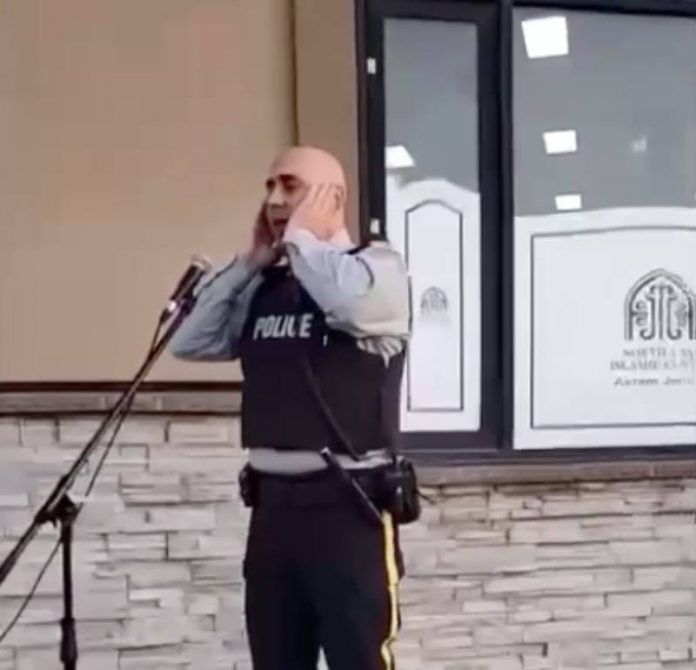 Ramadan un policier en uniforme effectue l’adhan devant une mosquée - VIDEO