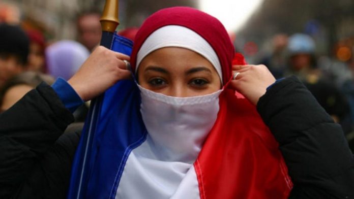 Séparatisme - les internautes s’indignent du projet de loi visant à interdire le hijab aux mineures