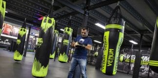 « J’aime pas les arabes », « Ça sent l’Afrique ici !» - le président de la marque Venum accusé de racisme par ses salariés