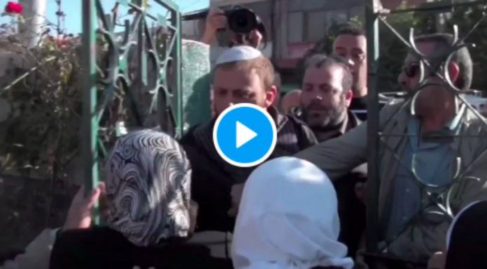 « Nous allons prendre maison par maison aux arabes » des colons israéliens expulsent de force des Palestiniens de leurs maisons - VIDEO