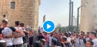 Al-Aqsa Les colons dansent, chantent et déploient un drapeau géant d’Israël pour provoquer les musulmans du monde entier - VIDEO