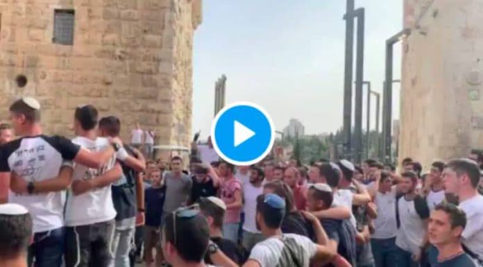 Al-Aqsa Les colons dansent, chantent et déploient un drapeau géant d’Israël pour provoquer les musulmans du monde entier - VIDEO