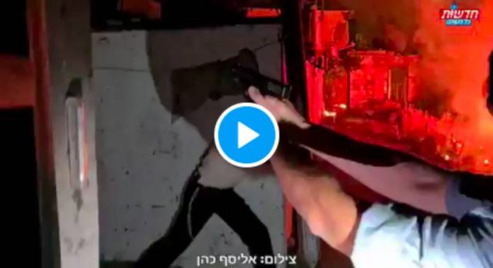 Cheikh Jarrah Des colons israéliens brûlent l’entrée des maisons et tirent sur les Palestiniens - VIDEO